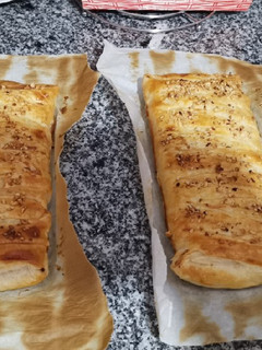 Una foto de Trenzas de hojaldre rellenas de jamón y queso con bechamel