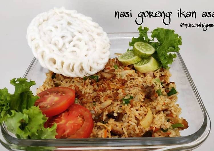 Cara mudah Menyiapkan Nasi goreng ikan asap yang enak