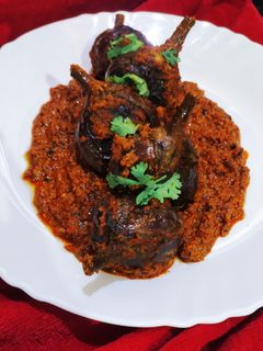 "गावरान भरली वांगी मसाला" (gavran bharli vangi masala recipe in marathi) रेसिपी चे मुख्य फोटो