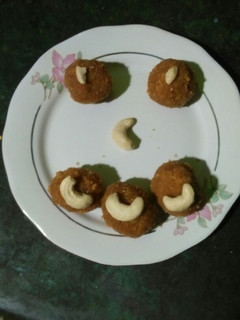 बेसन के लड्डू (besan ke ladoo recipe in Hindi) रेसिपी मुख्य फोटो