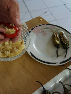 Una foto de Chiles serranos rellenos de camote, piñones y hongos tipo geras