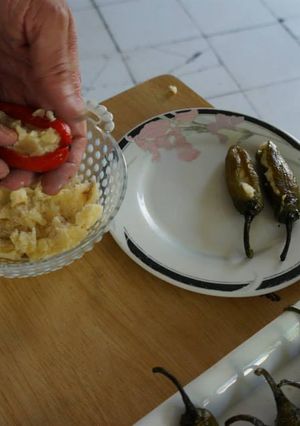 Una foto de Chiles serranos rellenos de camote, piñones y hongos tipo geras