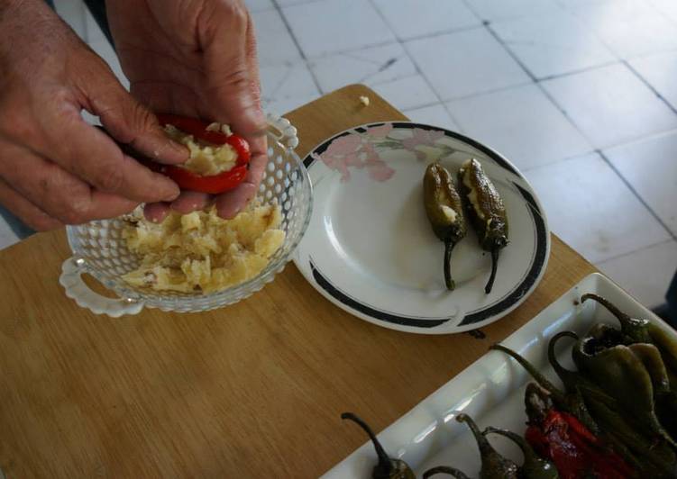 Chiles serranos rellenos de camote, piñones y hongos tipo geras