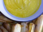 Una foto de yuca en salsa