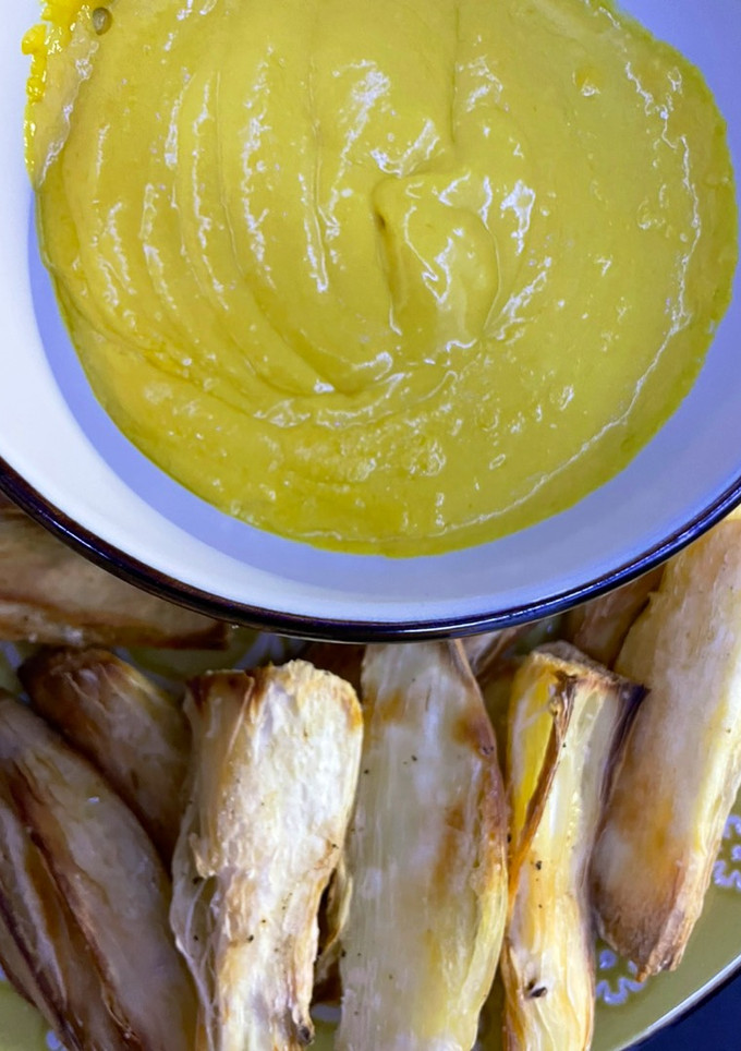 Una foto de Yuquitas al horno con salsa huancaína