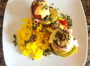 Una foto de Torres de verdura, con jamón y arroz amarillo #recetariocamino