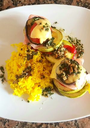 Una foto de Torres de verdura, con jamón y arroz amarillo #recetariocamino