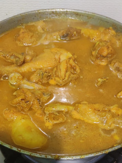 আলু দিয়ে মুরগির মাংস (aloo diye murgir mangsho recipe in Bengali) রেসিপির প্রধান ছবি