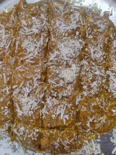 अदरक गुड़ की बर्फी (adrak gud ki barfi recipe in Hindi) रेसिपी मुख्य फोटो