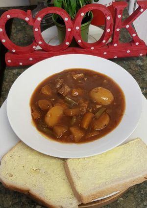 A picture of Beef Stew 🥣🍞.