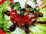 Una foto de tomates rellenos con arroz