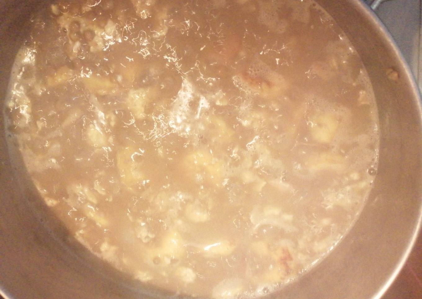 Lentejas con huevitos, tocino y plátano