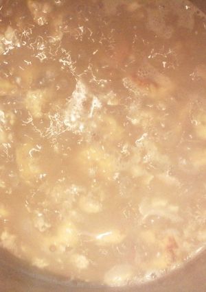 Una foto de Lentejas con huevitos, tocino y plátano