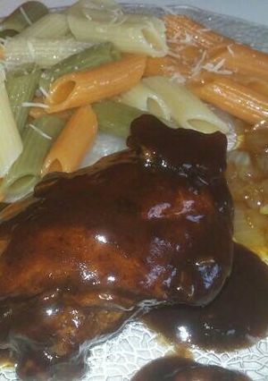 Una foto de Pollo a la barbacoa con cebolla caramelizada