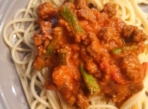 Una foto de Pasta con espárragos y carne