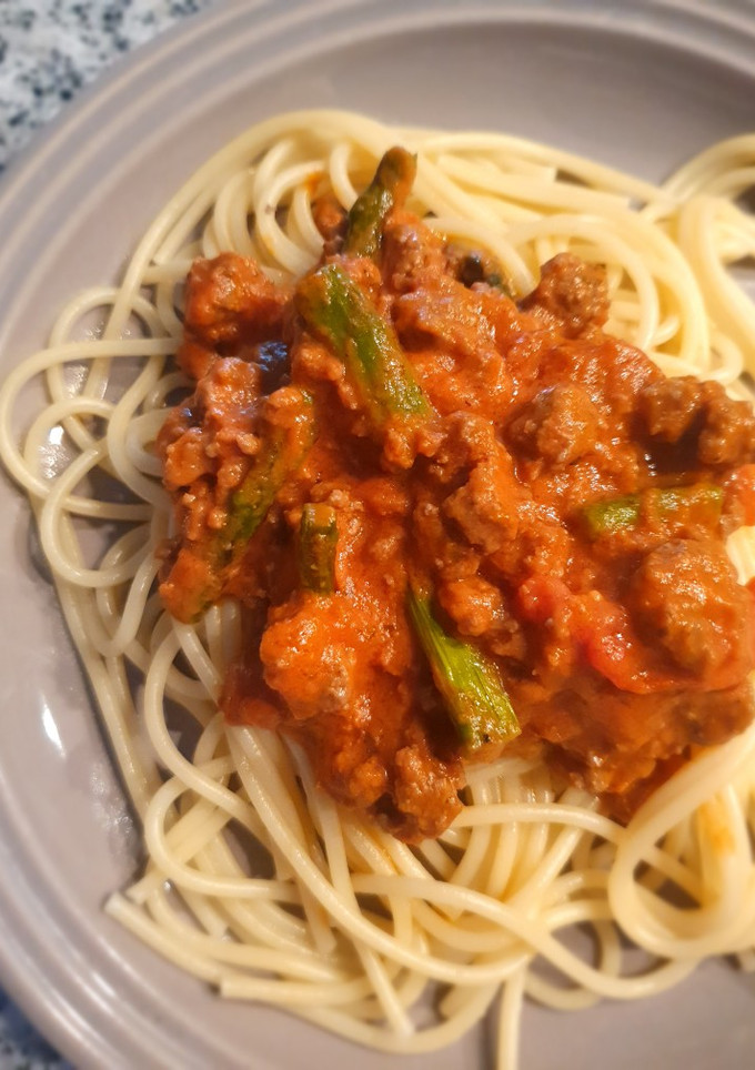 Una foto de Pasta con espárragos y carne