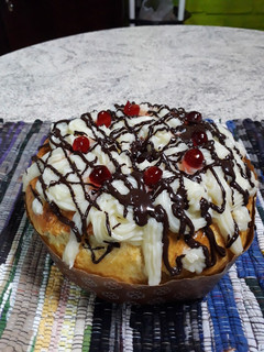 Una foto de Rosca de Pascuas rellena con crema pastelera