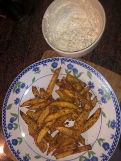 Una foto de Patatas Deluxe con su salsa