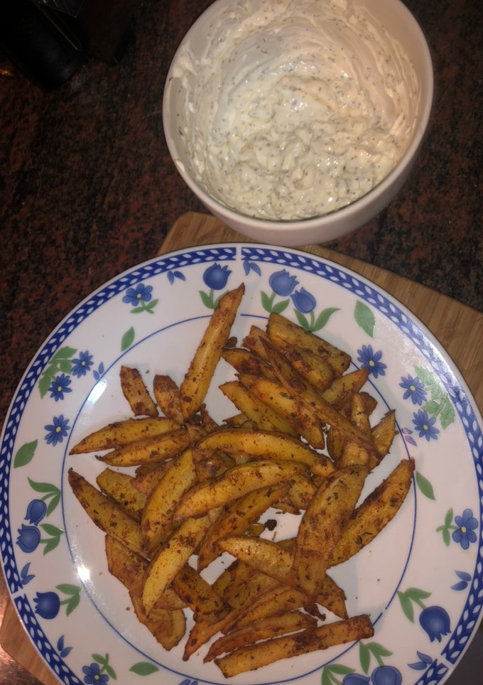 Una foto de Patatas Deluxe con su salsa