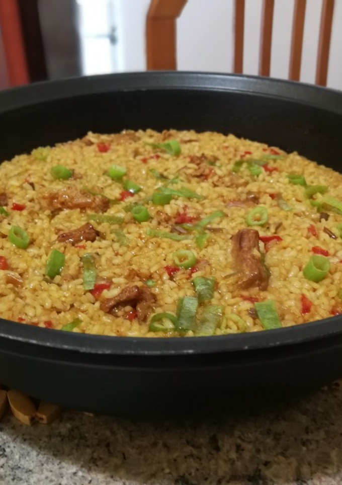 Una foto de Arroz dorado con carne de ternera