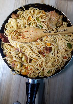 A picture of Spicy beef suya and chicken pasta.
