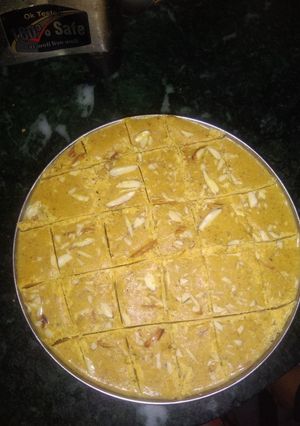 बेसन की बर्फी(besan ki barfi recipe in hindi) रेसिपी मुख्य फोटो