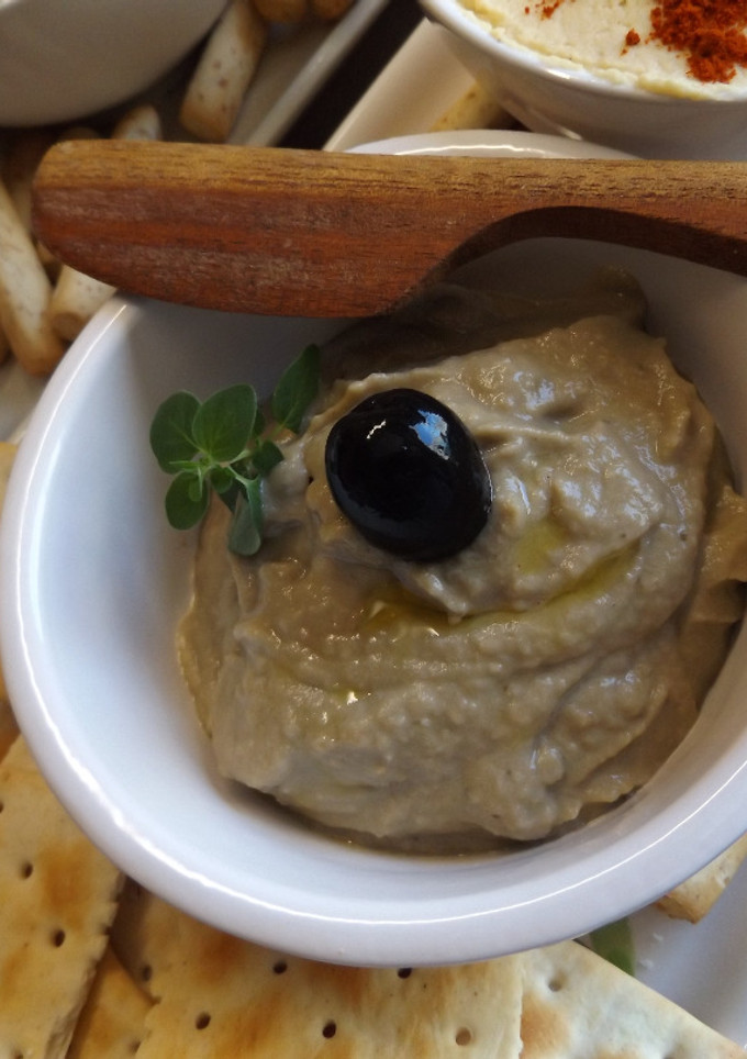 Una foto de Baba ganoush, paté de berenjena con tahini