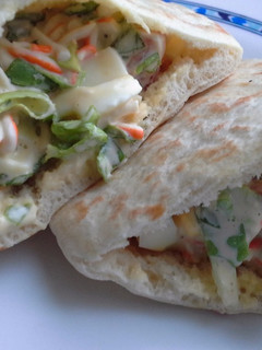 Una foto de Pitas rellenas de ensalada de surimi