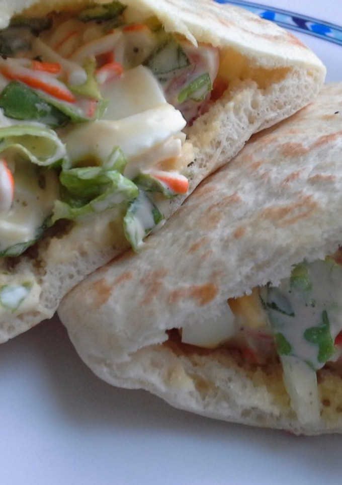 Una foto de Pitas rellenas de ensalada de surimi