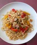 Tallarines con pimientos y gambas