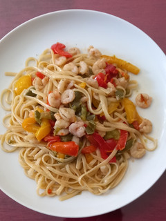 Una foto de Tallarines con pimientos y gambas