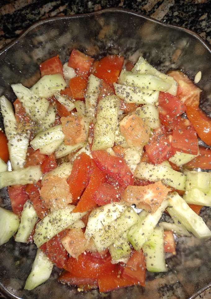 Una foto de Ensalada vegana comienzo de primavera 👀🐱