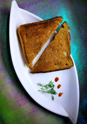 आलू सैंडविच (Aloo Sandwich recipe in hindi) रेसिपी मुख्य फोटो
