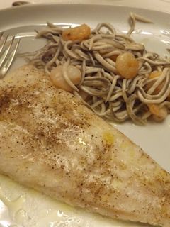 Una foto de Merluza con gulas y gambas
