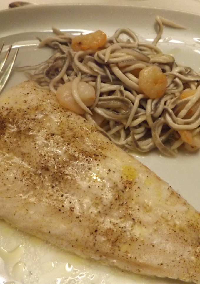 Una foto de Merluza con gulas y gambas