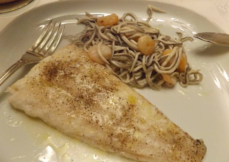 Merluza con gulas y gambas