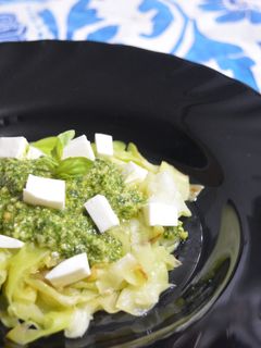 Una foto de Tallarines de calabacín al pesto