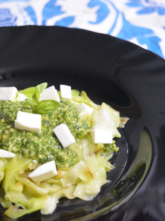 Una foto de Tallarines de calabacín al pesto