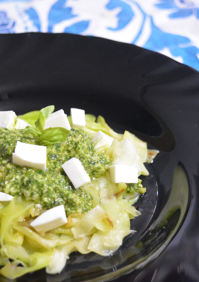 Una foto de Tallarines de calabacín al pesto