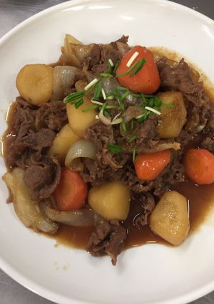 Hình của món Thịt bò kho khoai Tây (쇠고기 감자찜).