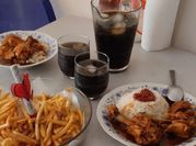 Una foto de pollo al refresco