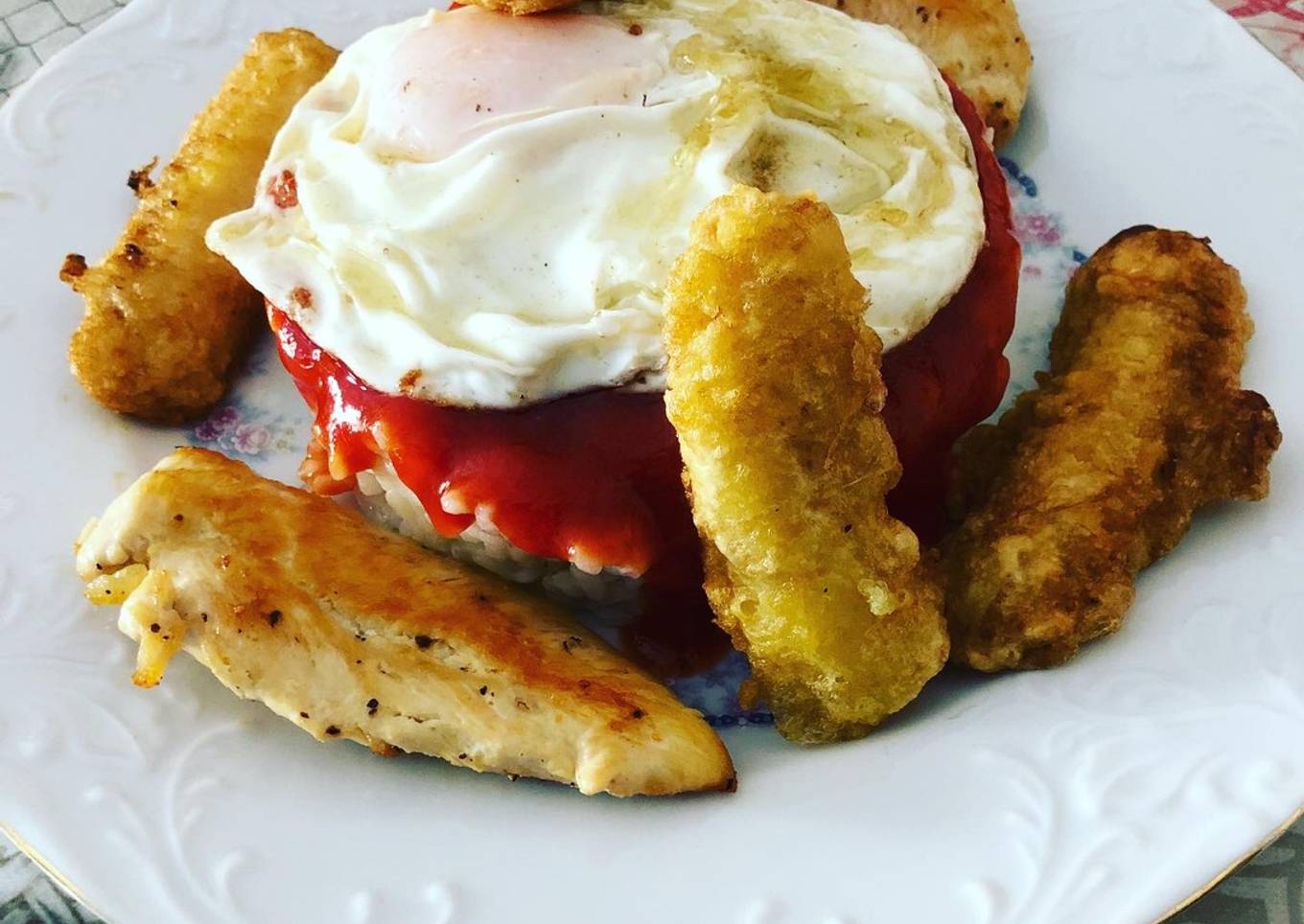 Arroz a la cubana con plátano frito y pechuga de pollo