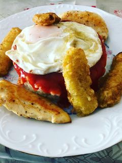 Una foto de Arroz a la cubana con plátano frito y pechuga de pollo