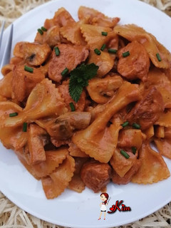 A picture of Spicy Chicken And Mushroom Pasta in Creamy sauce.