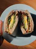Bữa sáng với sandwich cuộn (eat clean)
