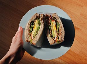 Hình của món Bữa sáng với sandwich cuộn (eat clean).