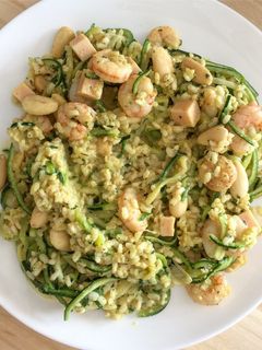 Una foto de Espaguetis de calabacín con arroz integral