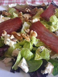 Una foto de Ensalada de mojama y roquefort
