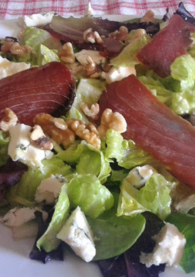 Una foto de Ensalada de mojama y roquefort