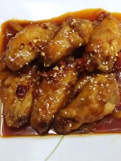 รูปของ ปีกไก่บนทอดราดซอสสามรส